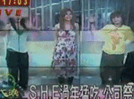 也有着小女生特有的好奇,什么事情都觉得有趣.