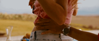 而那个胡子男,趁男主不在,开始打女主的歪主意,又是动手动脚伺机揩油